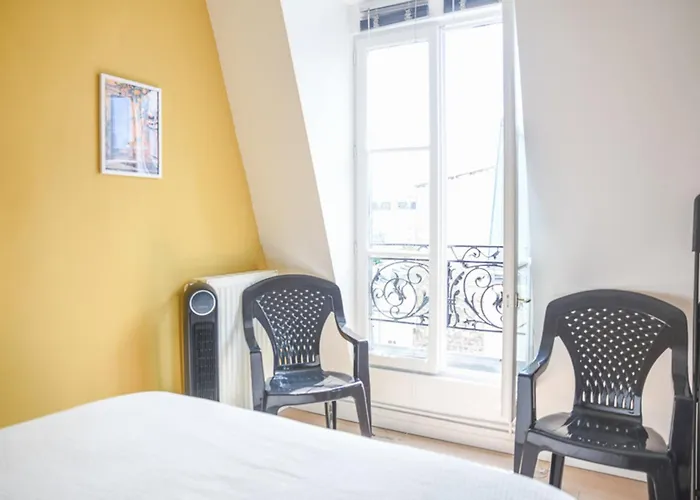 For 4 - Near Square Des Batignolles *