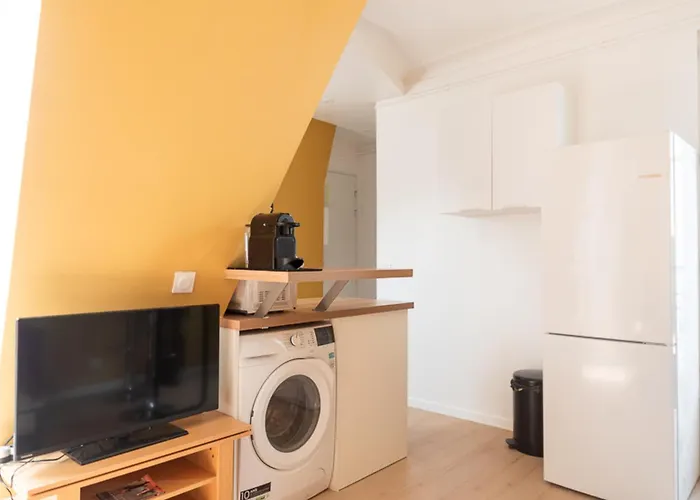 For 4 - Near Square Des Batignolles *